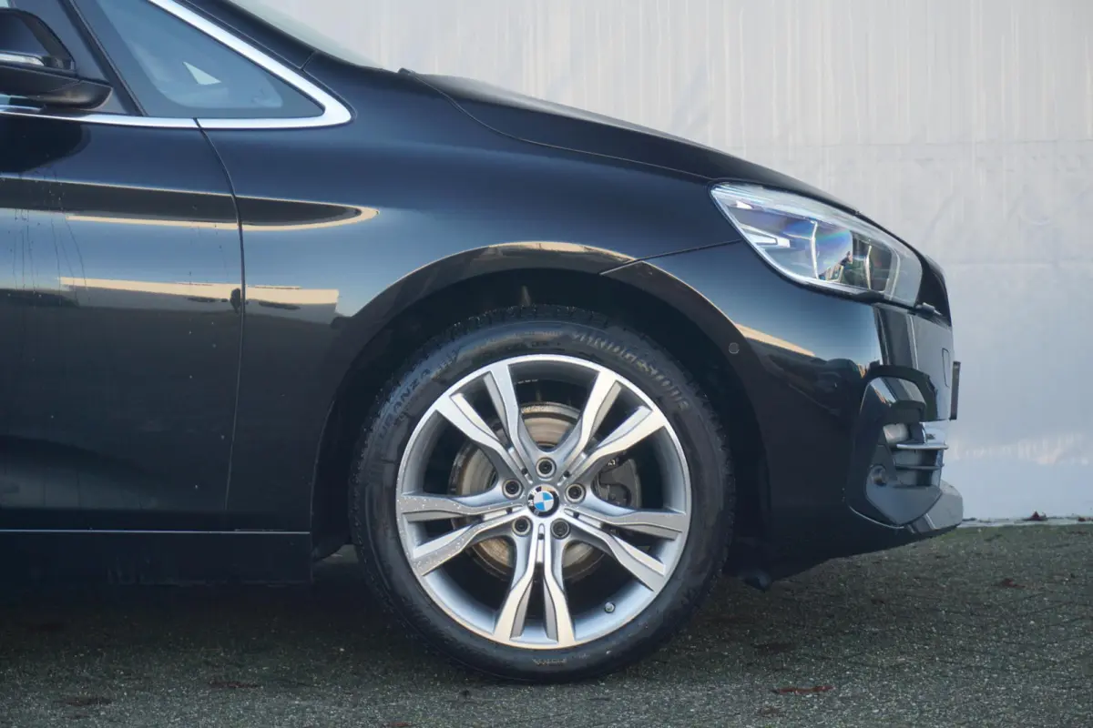 218i | Luxury Line | Panoramadak | Head-Up Display | Verwarmde voorstoelen | Trekhaak