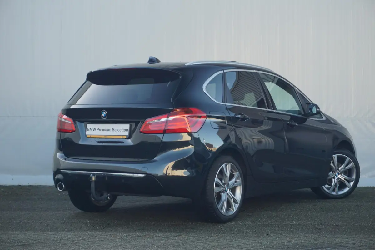 218i | Luxury Line | Panoramadak | Head-Up Display | Verwarmde voorstoelen | Trekhaak