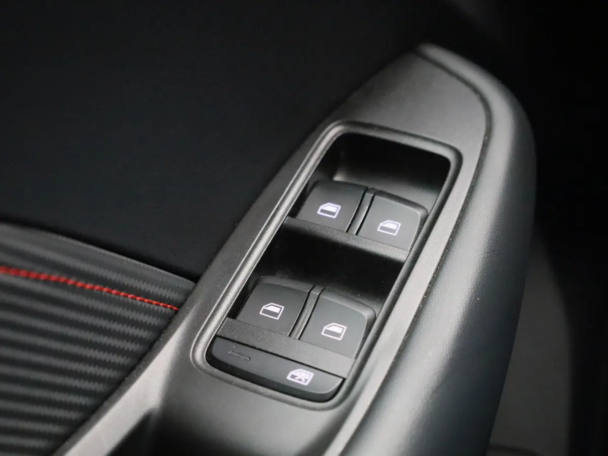 EV Standard Range Comfort 50 kWh | CAMERA | STOELVERWARMING | NAVIGATIE