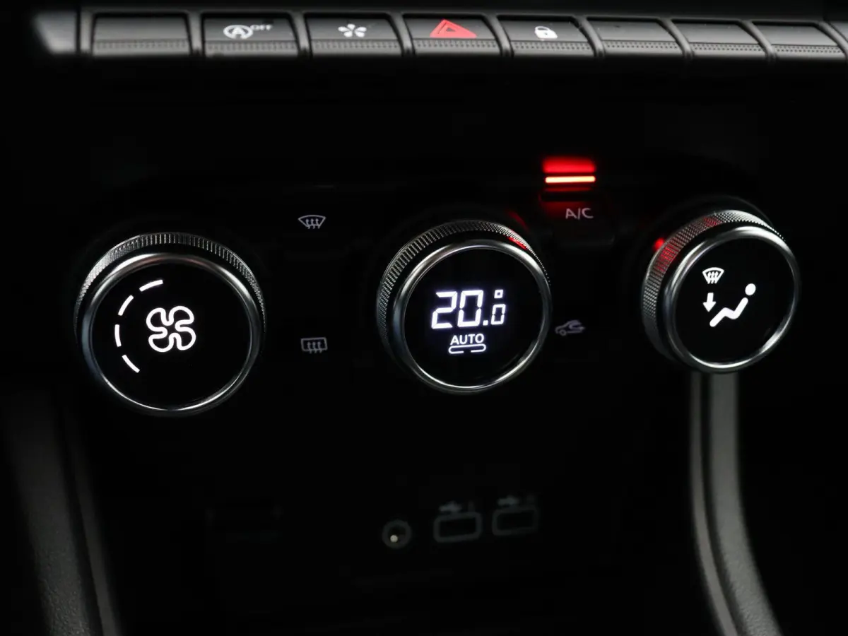 TCe 90pk Techno | Navigatie | Achteruitrijcamera | Parkeersensoren voor en achter | Climate control |