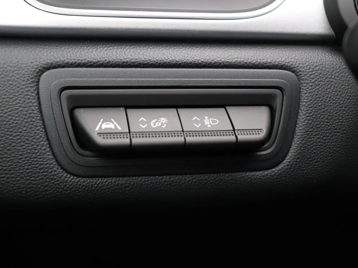 TCe 90pk Techno | Navigatie | Achteruitrijcamera | Parkeersensoren voor en achter | Climate control |
