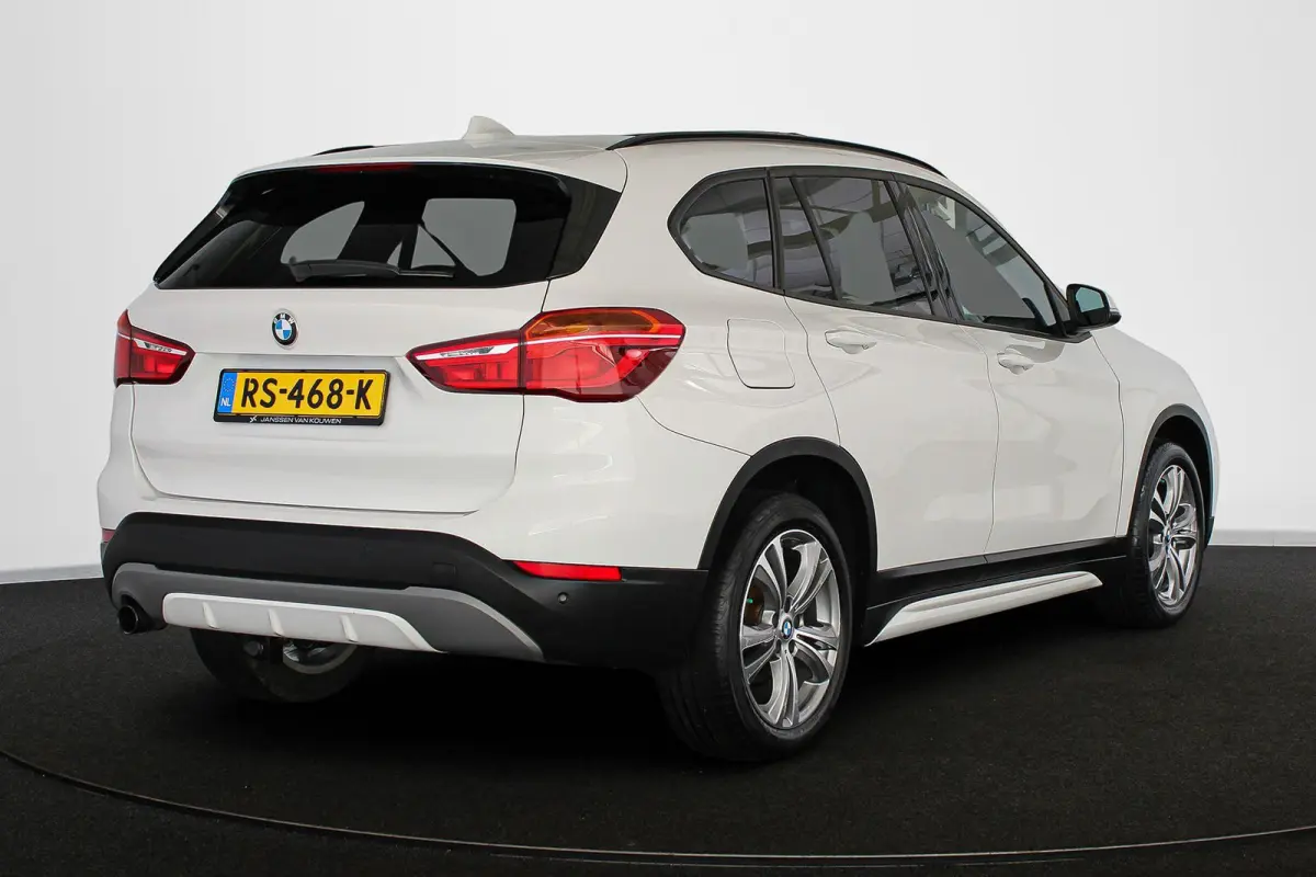 sDrive18i Executive Sport Line Panoramadak Trekhaak Groot Navi Stoelverwarming