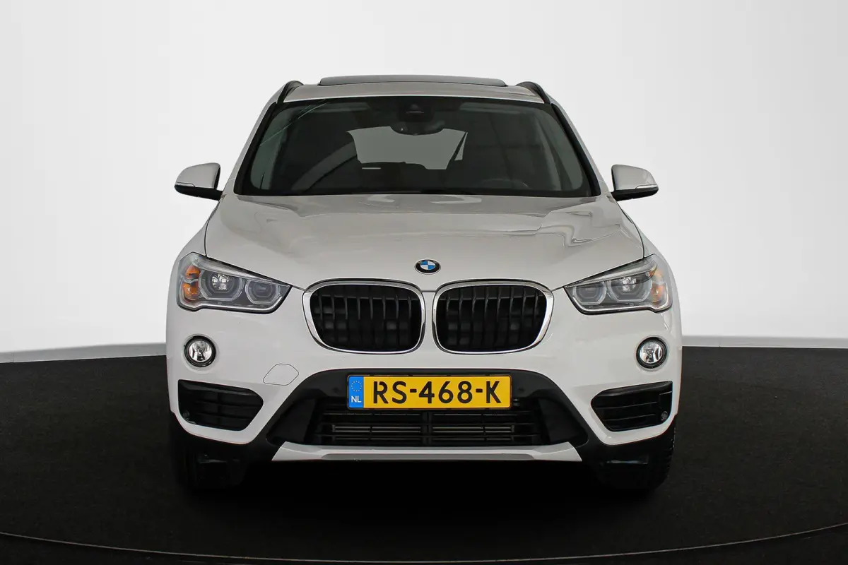 sDrive18i Executive Sport Line Panoramadak Trekhaak Groot Navi Stoelverwarming