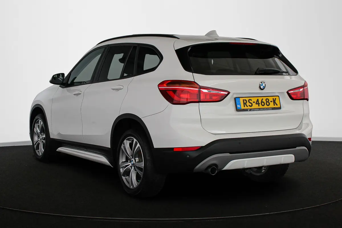 sDrive18i Executive Sport Line Panoramadak Trekhaak Groot Navi Stoelverwarming