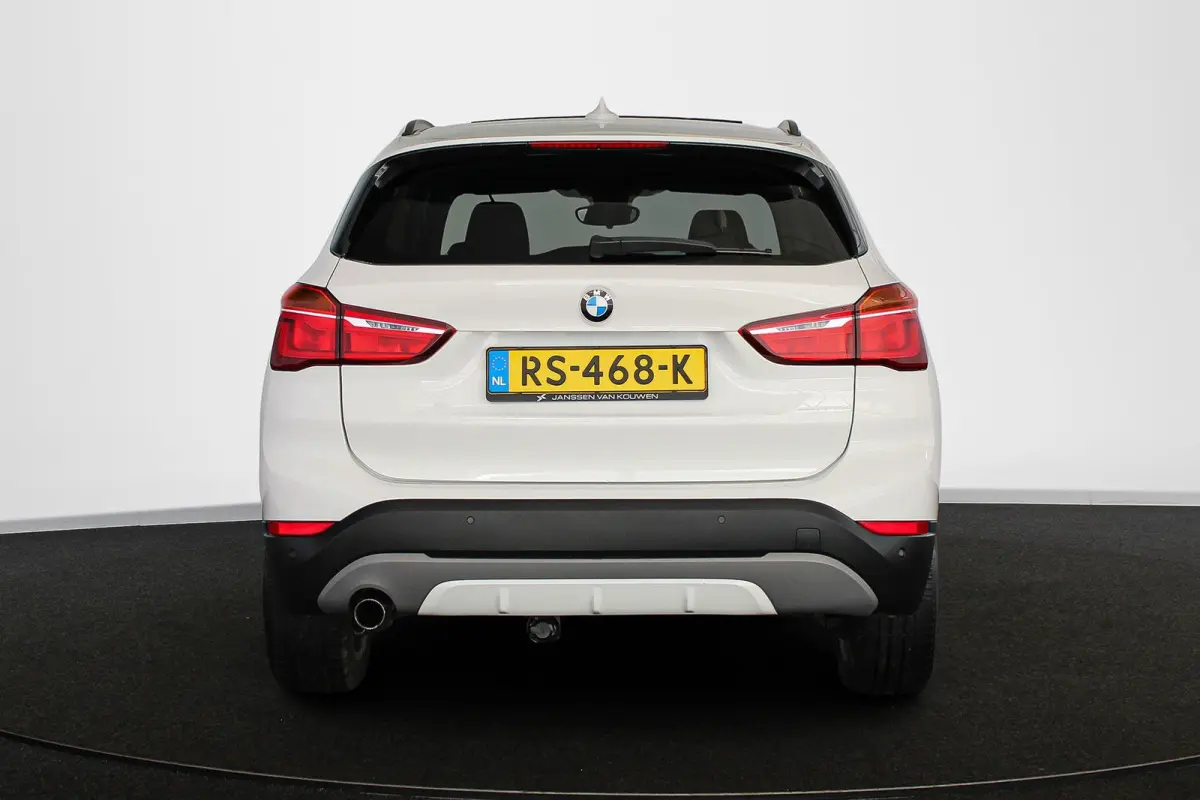 sDrive18i Executive Sport Line Panoramadak Trekhaak Groot Navi Stoelverwarming