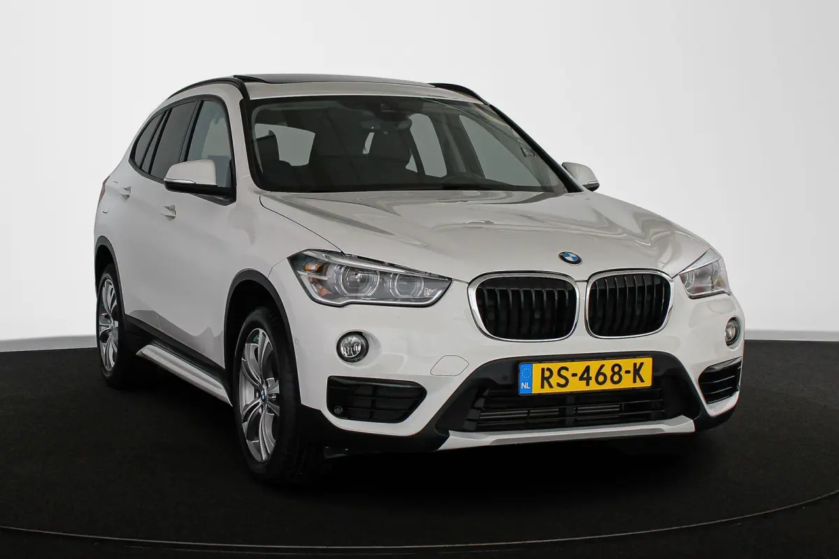 sDrive18i Executive Sport Line Panoramadak Trekhaak Groot Navi Stoelverwarming