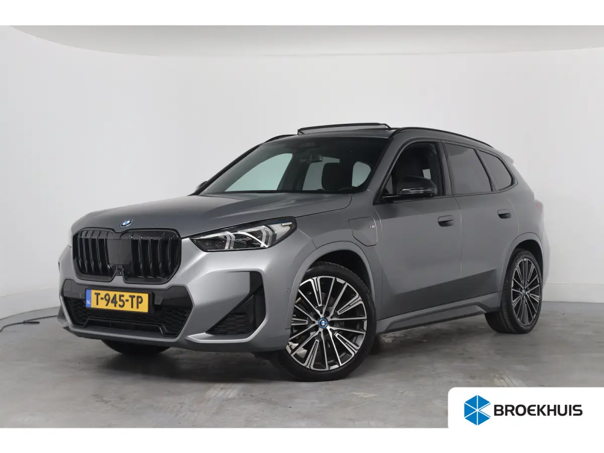 xDrive30e M-Sport | 1e Eigenaar! | SOH 95% | Open Dak | Trekhaak | Sfeerverlichting | harman/Kardon | LED | Memory | HUD | 360 Camera | Cruise | 20 '' Lichtmetalen Velgen