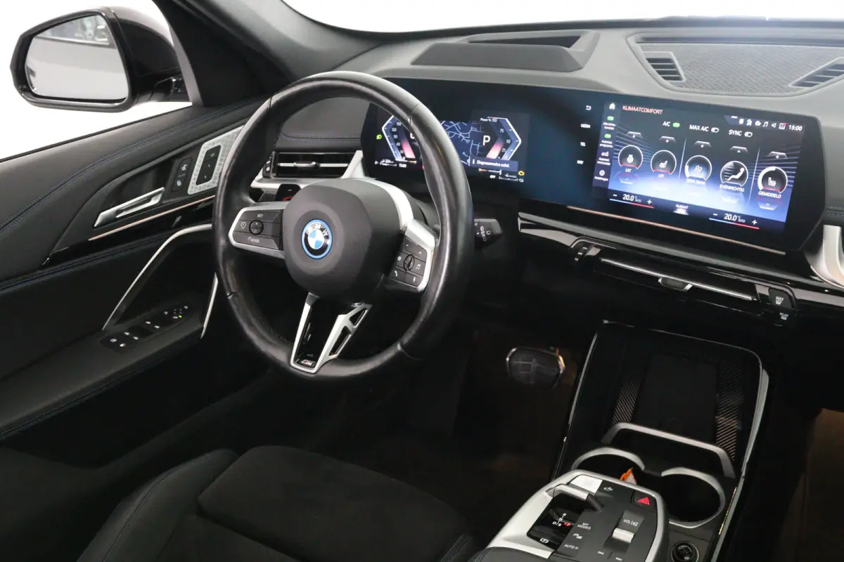 xDrive30e M-Sport | 1e Eigenaar! | SOH 95% | Open Dak | Trekhaak | Sfeerverlichting | harman/Kardon | LED | Memory | HUD | 360 Camera | Cruise | 20 '' Lichtmetalen Velgen