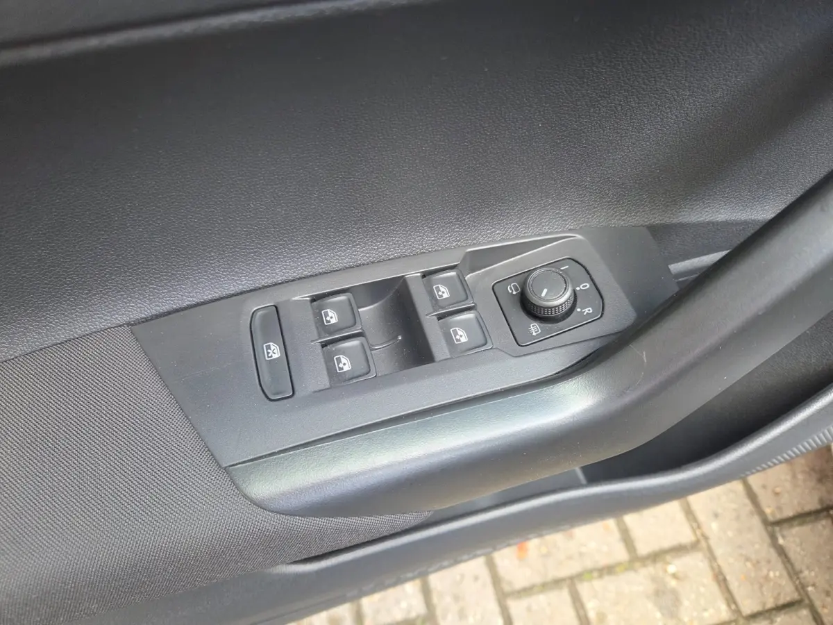 1.0 TSI Life Apple Carplay- Android auto/ Parkeersensoren voor + achter/ Rijklaarprijs!