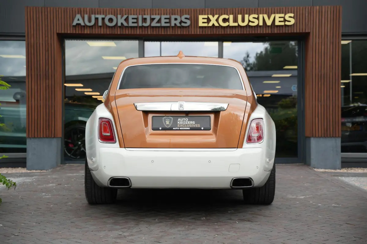 6.7 V12 Starlight Headliner Rear Theatre Individual Rear Seats 22-Inch Polished Wheels