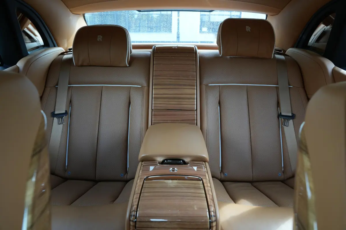 6.7 V12 Starlight Headliner Rear Theatre Individual Rear Seats 22-Inch Polished Wheels