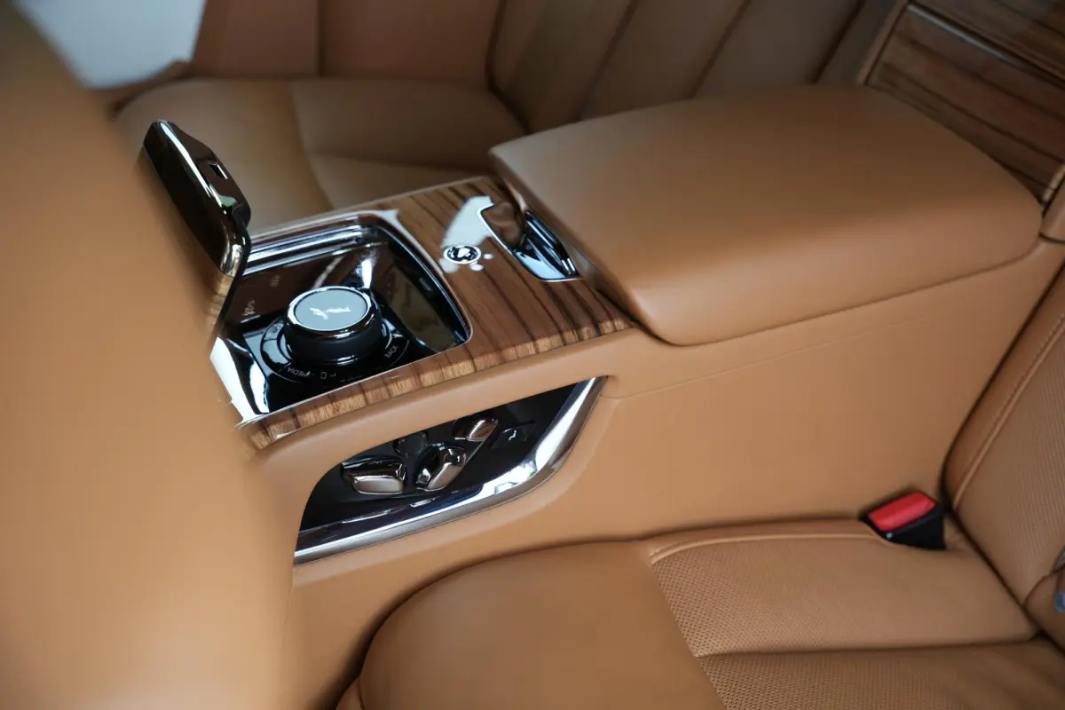 6.7 V12 Starlight Headliner Rear Theatre Individual Rear Seats 22-Inch Polished Wheels