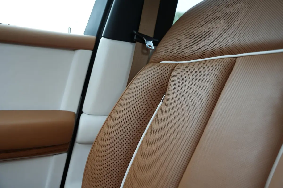 6.7 V12 Starlight Headliner Rear Theatre Individual Rear Seats 22-Inch Polished Wheels