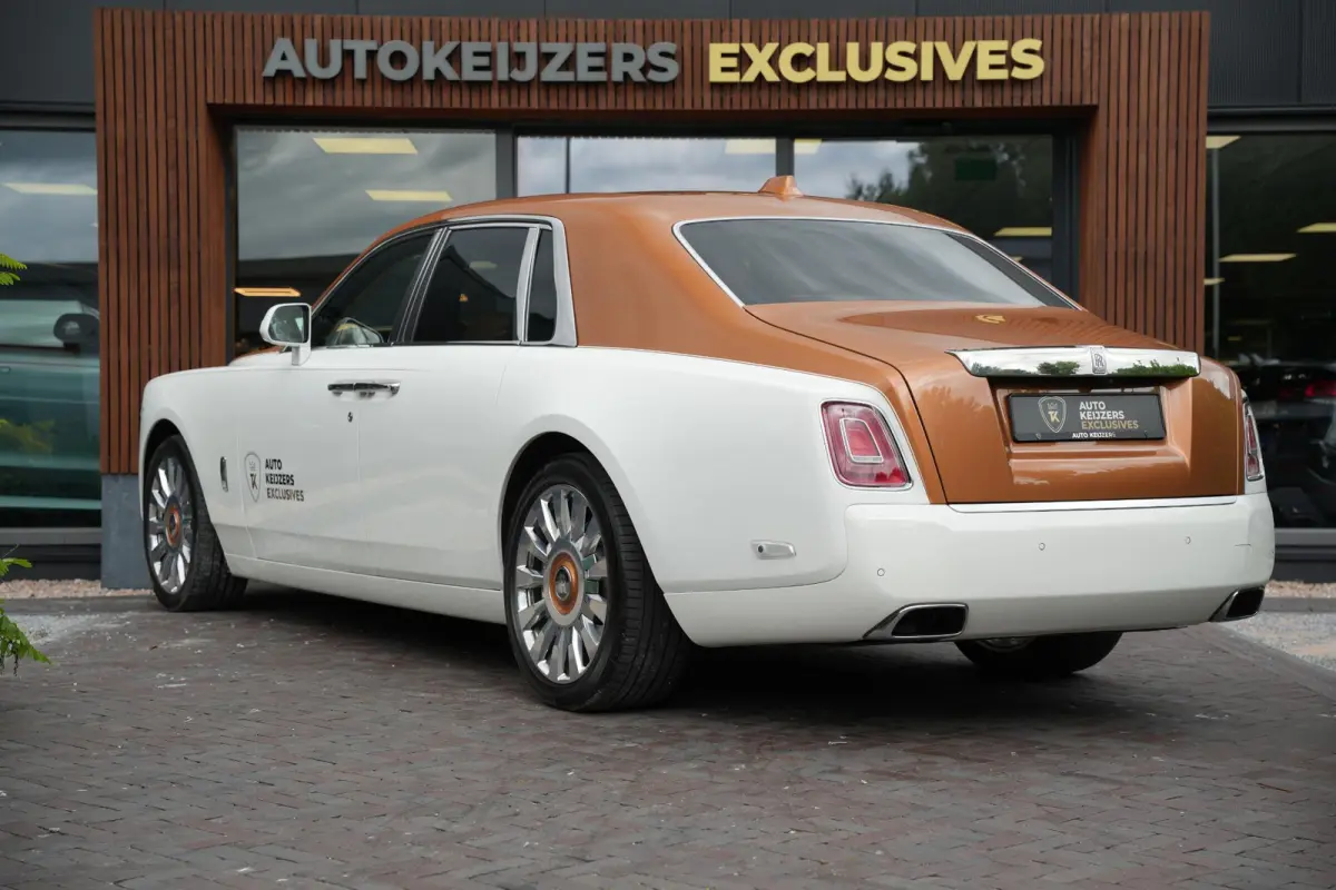 6.7 V12 Starlight Headliner Rear Theatre Individual Rear Seats 22-Inch Polished Wheels