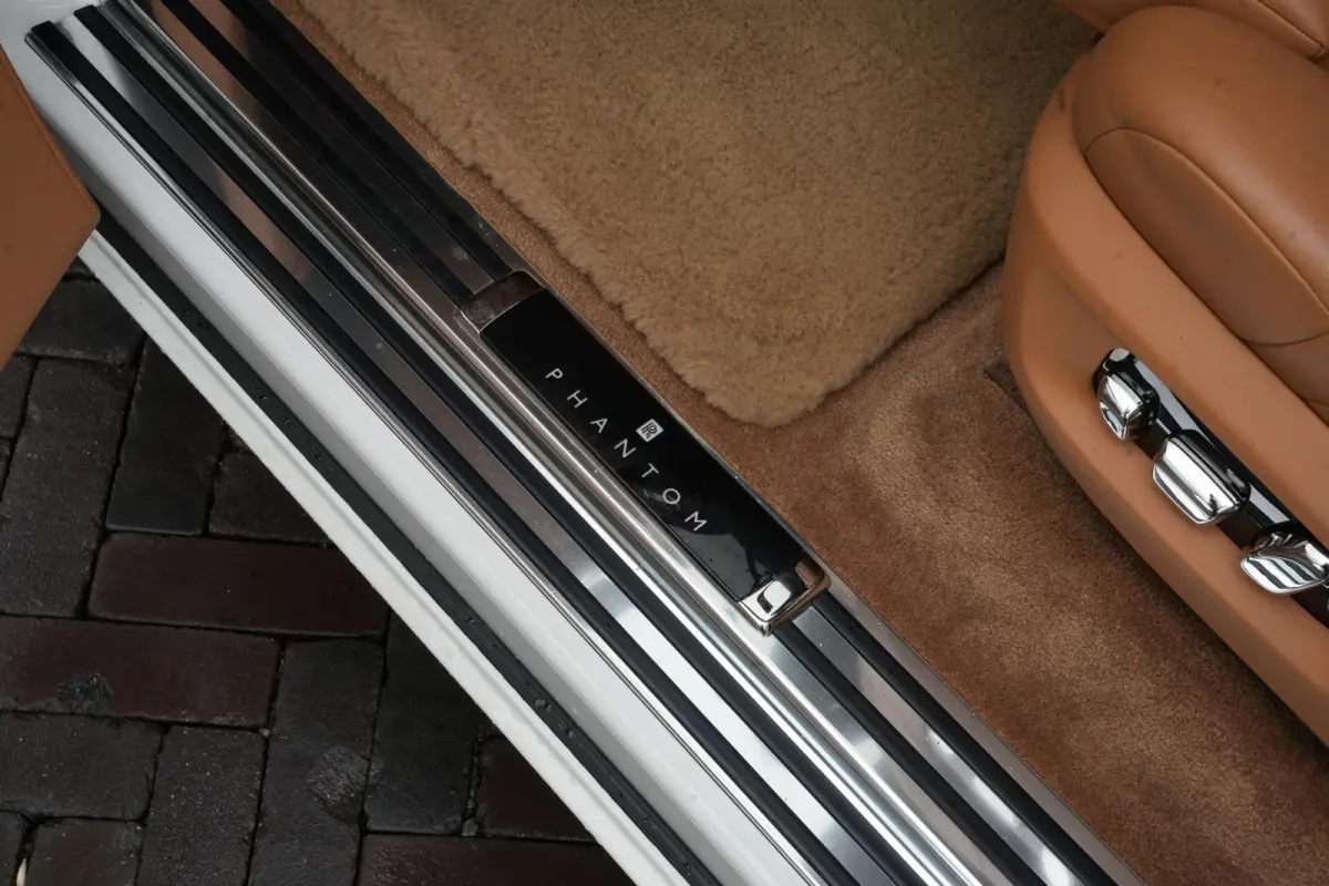 6.7 V12 Starlight Headliner Rear Theatre Individual Rear Seats 22-Inch Polished Wheels