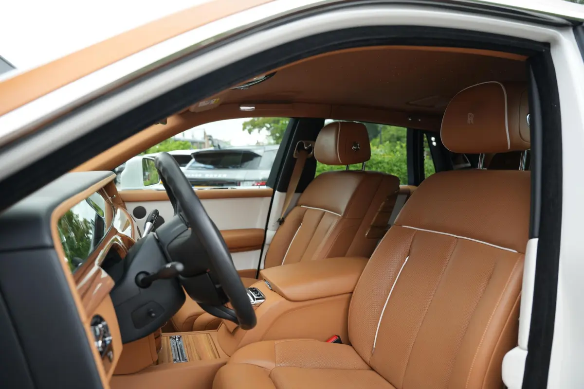 6.7 V12 Starlight Headliner Rear Theatre Individual Rear Seats 22-Inch Polished Wheels