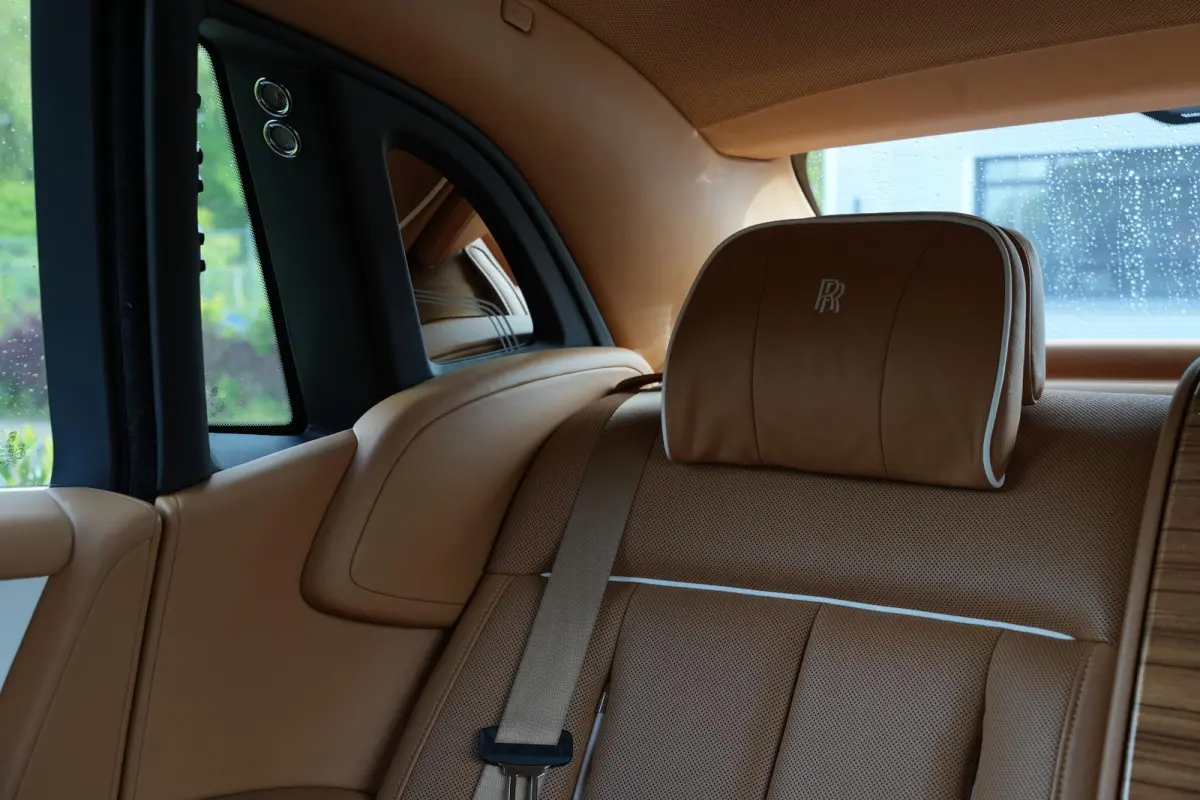 6.7 V12 Starlight Headliner Rear Theatre Individual Rear Seats 22-Inch Polished Wheels