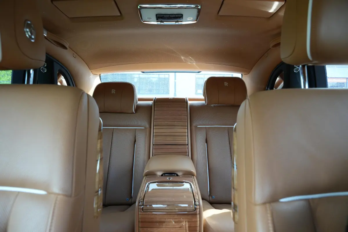 6.7 V12 Starlight Headliner Rear Theatre Individual Rear Seats 22-Inch Polished Wheels
