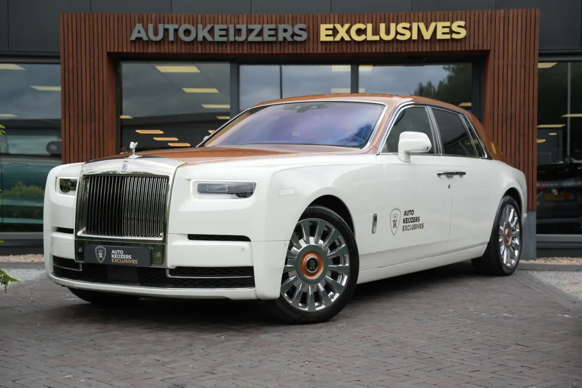 6.7 V12 Starlight Headliner Rear Theatre Individual Rear Seats 22-Inch Polished Wheels