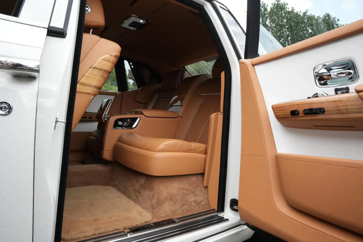 6.7 V12 Starlight Headliner Rear Theatre Individual Rear Seats 22-Inch Polished Wheels