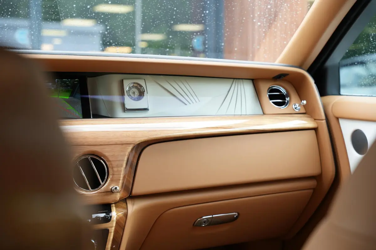 6.7 V12 Starlight Headliner Rear Theatre Individual Rear Seats 22-Inch Polished Wheels