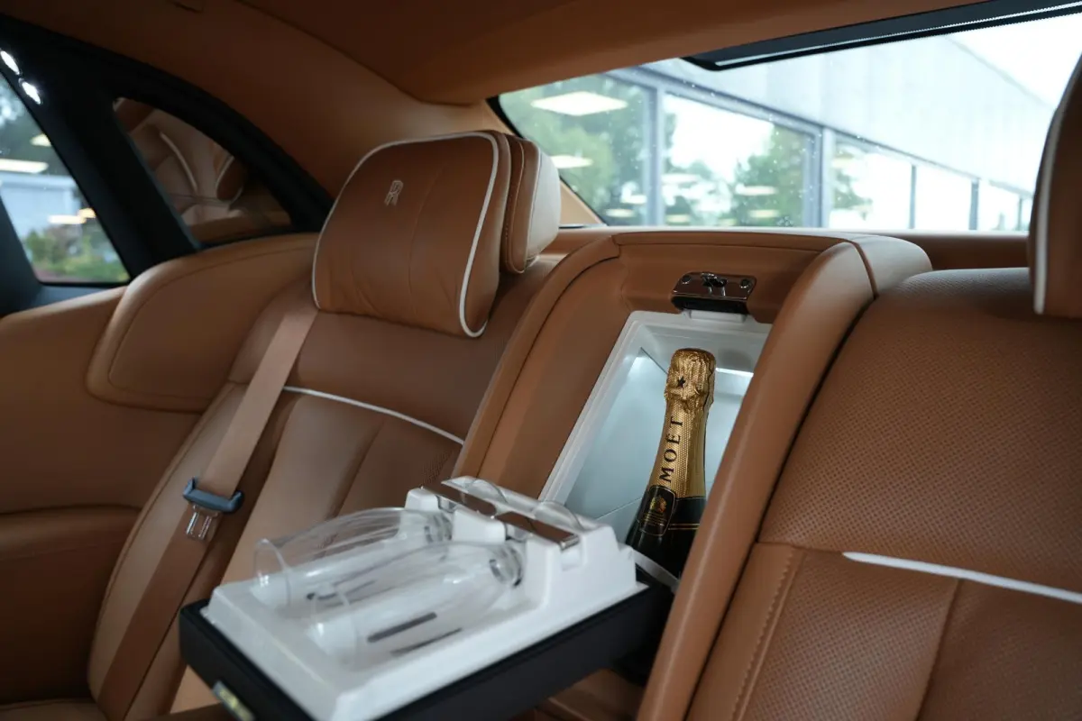 6.7 V12 Starlight Headliner Rear Theatre Individual Rear Seats 22-Inch Polished Wheels