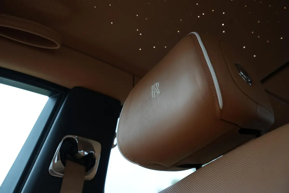 6.7 V12 Starlight Headliner Rear Theatre Individual Rear Seats 22-Inch Polished Wheels