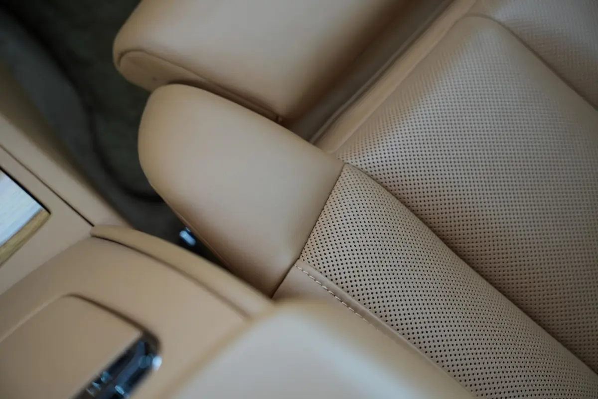6.7 V12 Starlight Headliner Rear Theatre Individual Rear Seats 22-Inch Polished Wheels