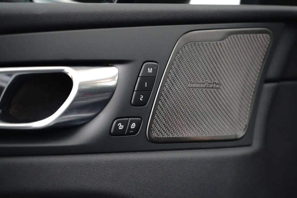 T6 Plus dark black edition 2026 Luchtvering | Head up Display | Panoramadak | Achterbank verwarmd | Apple Carplay/Android Auto|telefoonintegratie premium | Audio installatie premium