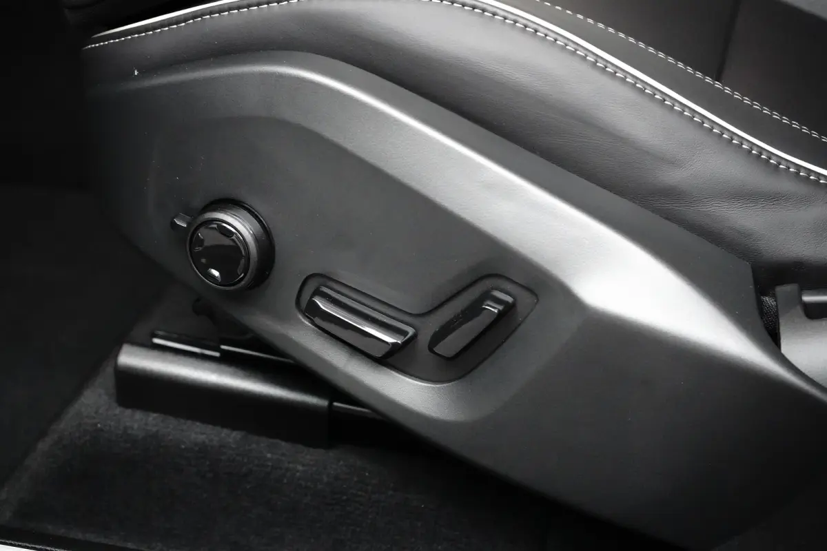 T6 Plus dark black edition 2026 Luchtvering | Head up Display | Panoramadak | Achterbank verwarmd | Apple Carplay/Android Auto|telefoonintegratie premium | Audio installatie premium