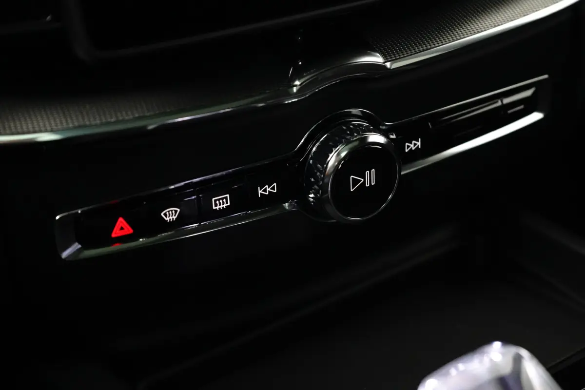 T6 Plus dark black edition 2026 Luchtvering | Head up Display | Panoramadak | Achterbank verwarmd | Apple Carplay/Android Auto|telefoonintegratie premium | Audio installatie premium