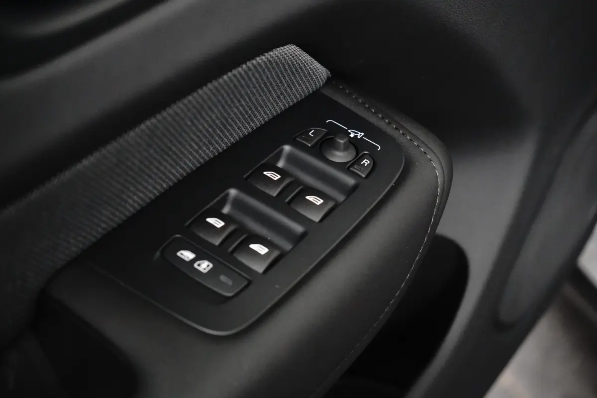 T6 Plus dark black edition 2026 Luchtvering | Head up Display | Panoramadak | Achterbank verwarmd | Apple Carplay/Android Auto|telefoonintegratie premium | Audio installatie premium