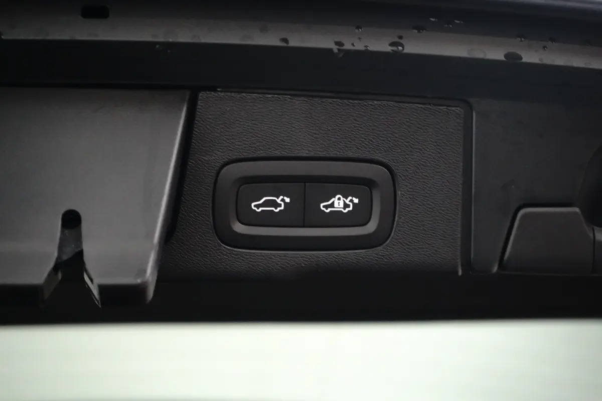 T6 Plus dark black edition 2026 Luchtvering | Head up Display | Panoramadak | Achterbank verwarmd | Apple Carplay/Android Auto|telefoonintegratie premium | Audio installatie premium