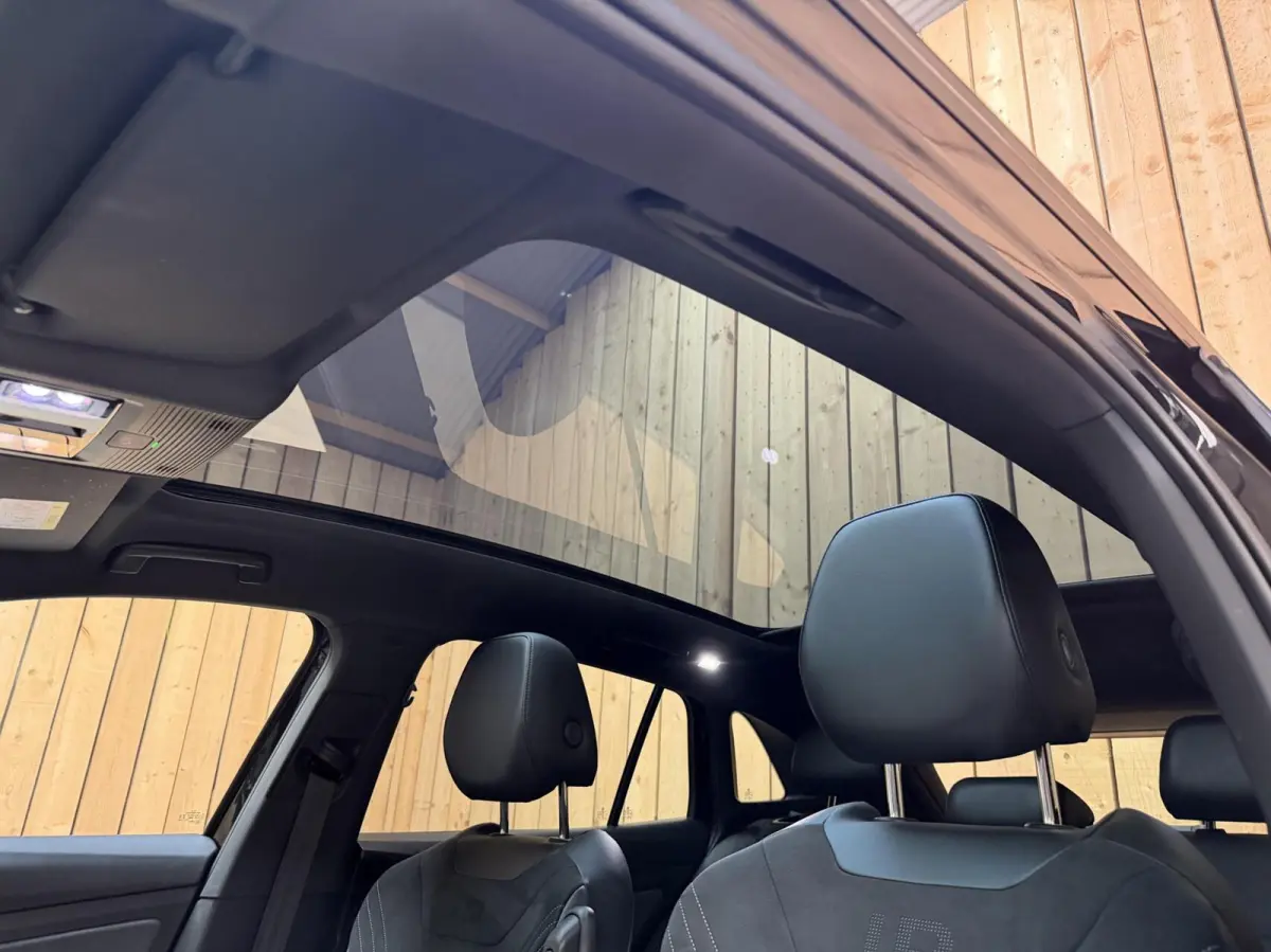 Pro 77 kWh SoH 96,56% Apple CarPlay/Android Auto | Alcantara/leer bekleding | Climate control | Cruise control adaptief | DAB ontvangst | LED verlichting | Navigatiesysteem | Sfeerverlichtin