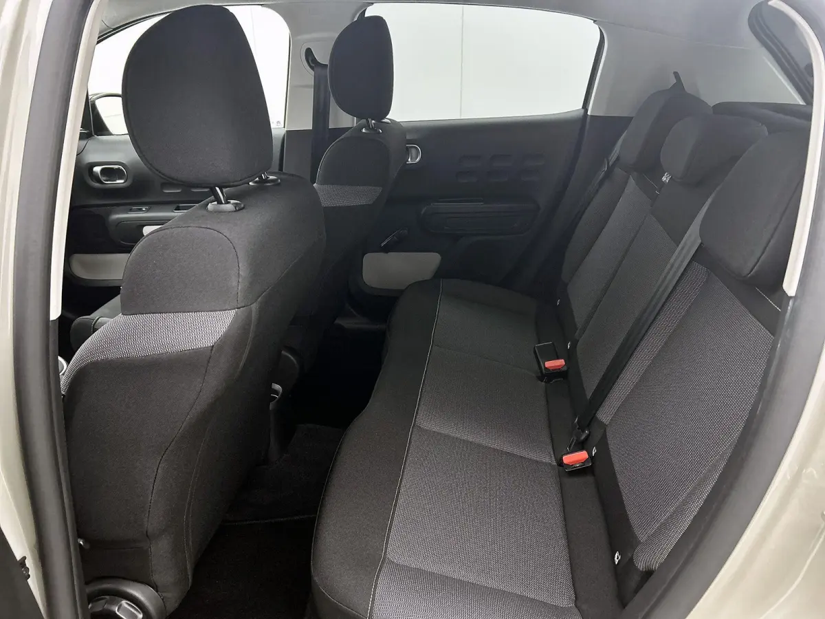 C-Series 83 pk | Navigatie | Parkeersensoren Achter | Climate Control | Extra Getinte Ramen Achter | Voorstoelen Verwarmbaar