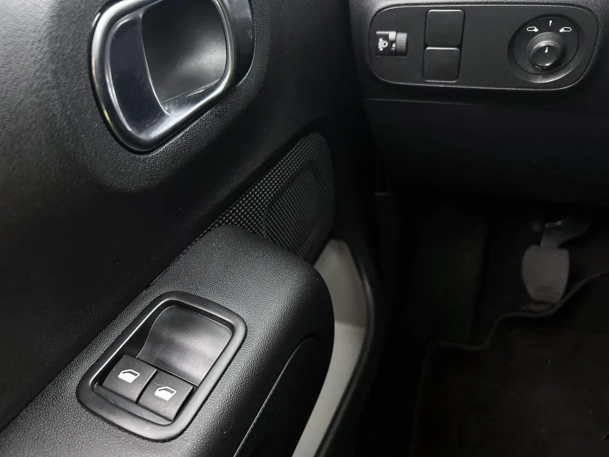 C-Series 83 pk | Navigatie | Parkeersensoren Achter | Climate Control | Extra Getinte Ramen Achter | Voorstoelen Verwarmbaar