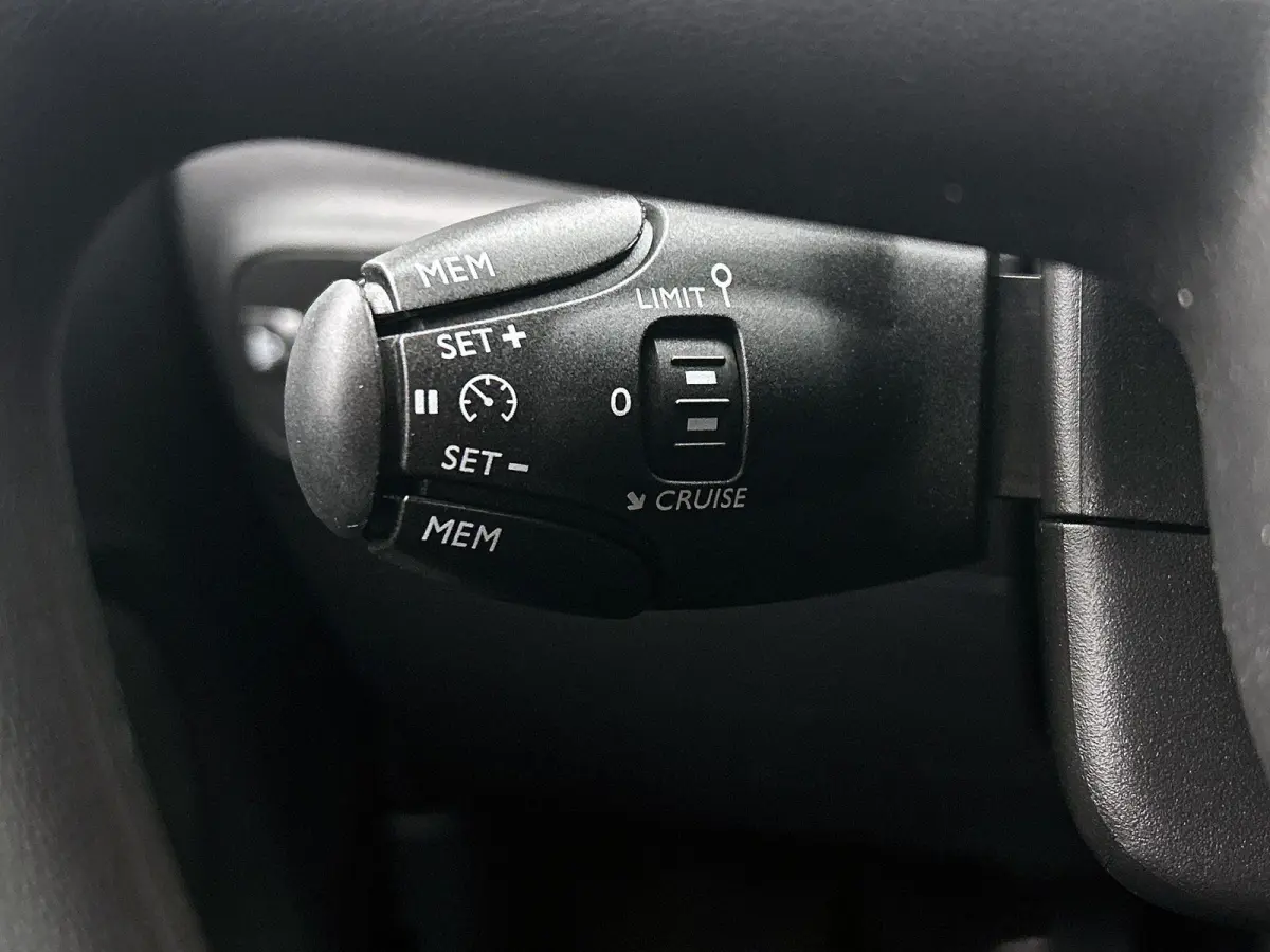 C-Series 83 pk | Navigatie | Parkeersensoren Achter | Climate Control | Extra Getinte Ramen Achter | Voorstoelen Verwarmbaar
