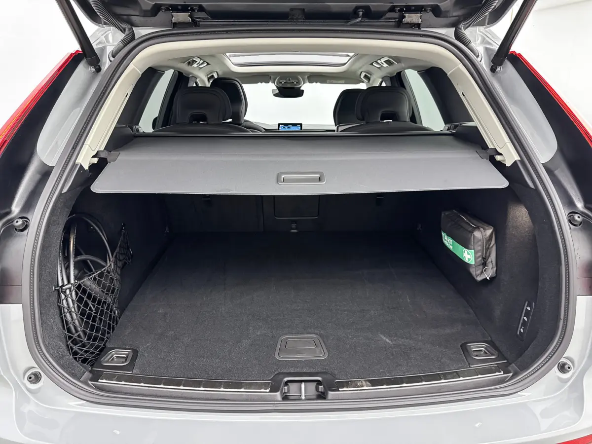 T6 Recharge Ultra Dark | 20" | Luchtvering | Trekhaak | Head-Up | Panoramadak | Elektr. verst. stoelen | Full LED | Harman Kardon | ACC | BLIS