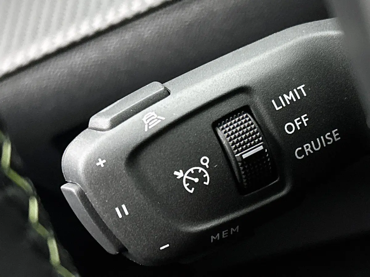145pk 1.2 Hybrid GT Automaat | Climate Control | Navigatie | Elektrisch Verstelb. Bestuurdersstoel | 360 Camera | Adaptieve Cruise Control | Parkeersensoren Voor + Achter | Dodehoek Detectie