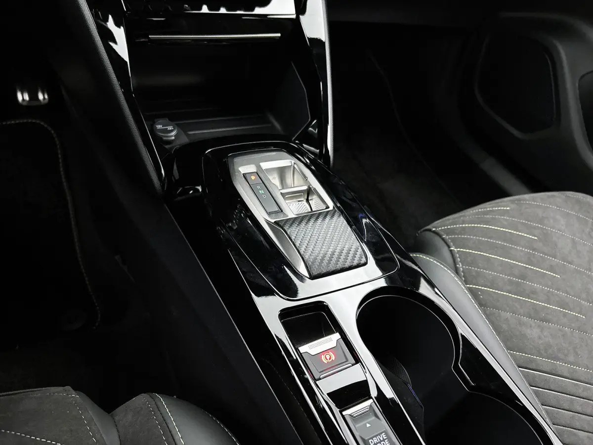 145pk 1.2 Hybrid GT Automaat | Climate Control | Navigatie | Elektrisch Verstelb. Bestuurdersstoel | 360 Camera | Adaptieve Cruise Control | Parkeersensoren Voor + Achter | Dodehoek Detectie