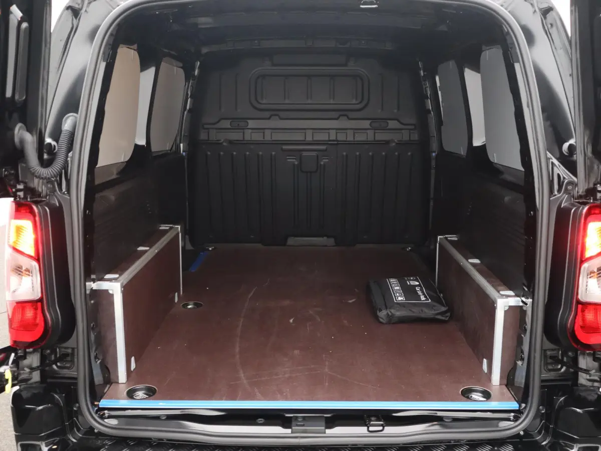 1.5D L2H1 Standaard licht metalen velgen | apple carplay(navigatie) |alles in kleur | camera | trekhaak.