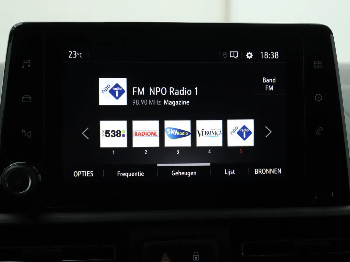 1.5D L2H1 Standaard licht metalen velgen | apple carplay(navigatie) |alles in kleur | camera | trekhaak.