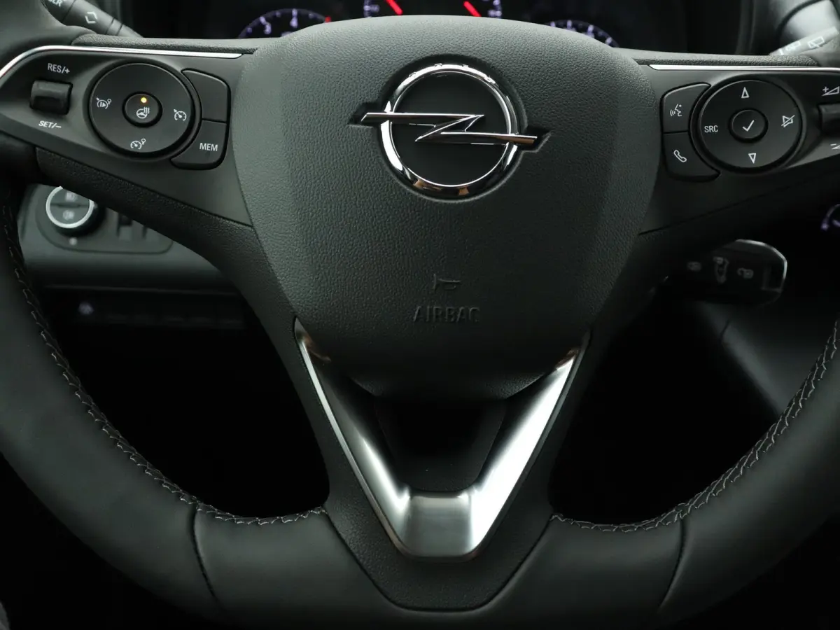 1.5D L2H1 Standaard licht metalen velgen | apple carplay(navigatie) |alles in kleur | camera | trekhaak.