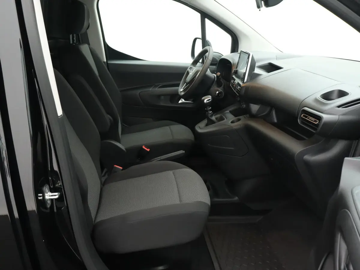 1.5D L2H1 Standaard licht metalen velgen | apple carplay(navigatie) |alles in kleur | camera | trekhaak.
