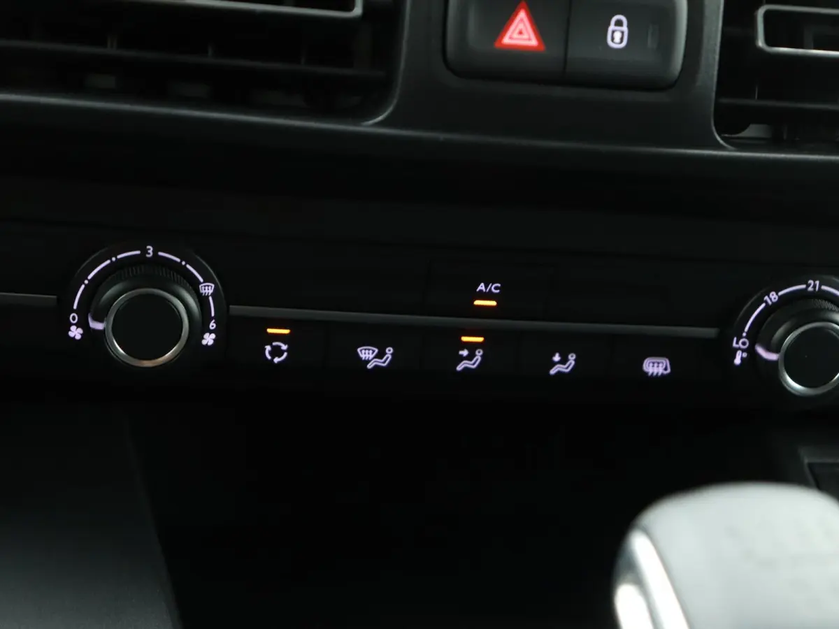 1.5D L2H1 Standaard licht metalen velgen | apple carplay(navigatie) |alles in kleur | camera | trekhaak.