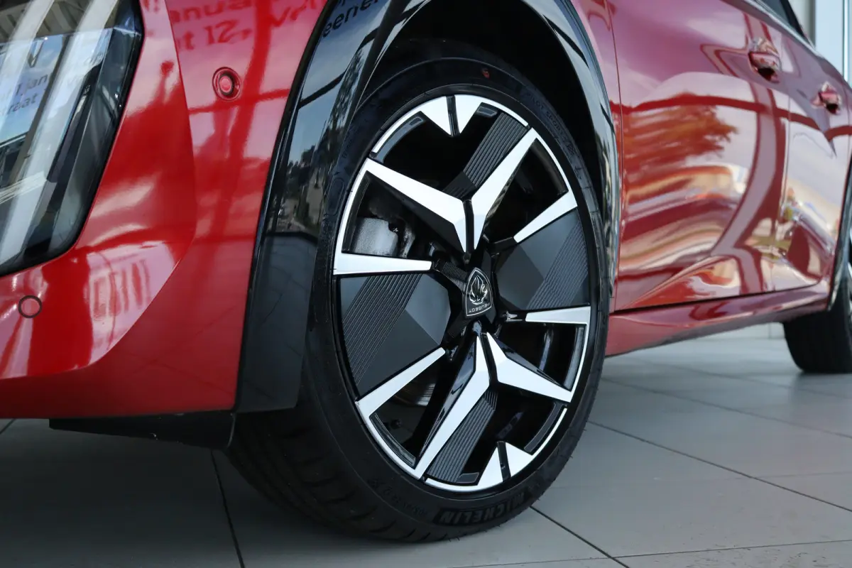 1.2 Hybrid 145 e-DCS6 GT | NL-Auto | Adapt. Cruise| 360 Camera | Keyless | Carplay | Navi | Climate | LED |