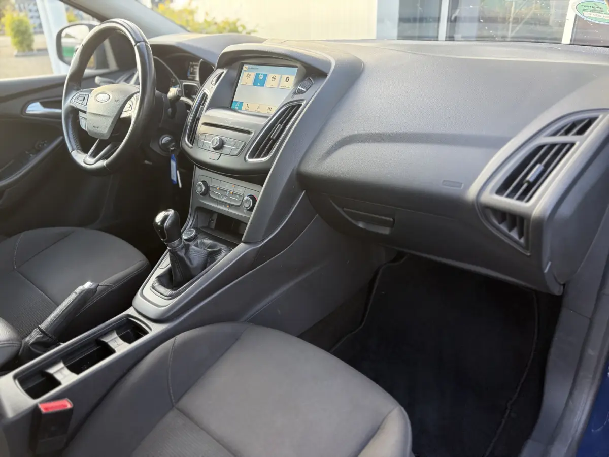 1.0 Trend 100pk | Nieuwe Distributieriem | Airco | Bluetooth | Cruise control | Isofix bevestiging voor kinderzitjes | Navigatiesysteem full map | Parkeersensor achter | Radio cd speler |