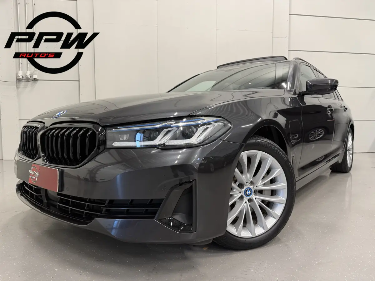 530e xDrive High exe PANO/TREKHAAK/H&K/LASER/360CAMERA/SOH 88%/HEAD-UP/ACC/LEER-SPORT/SFEER/DRIVING ASS. PRO/M-SPORTSTUUR/KEYLESS/DONKERE-HEMEL/VOLLEDIG BMW DEALER HISTORIE/ABSOLUTE NIEUWSTA