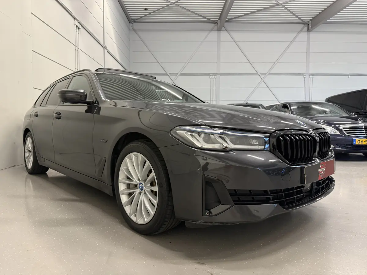 530e xDrive High exe PANO/TREKHAAK/H&K/LASER/360CAMERA/SOH 88%/HEAD-UP/ACC/LEER-SPORT/SFEER/DRIVING ASS. PRO/M-SPORTSTUUR/KEYLESS/DONKERE-HEMEL/VOLLEDIG BMW DEALER HISTORIE/ABSOLUTE NIEUWSTA