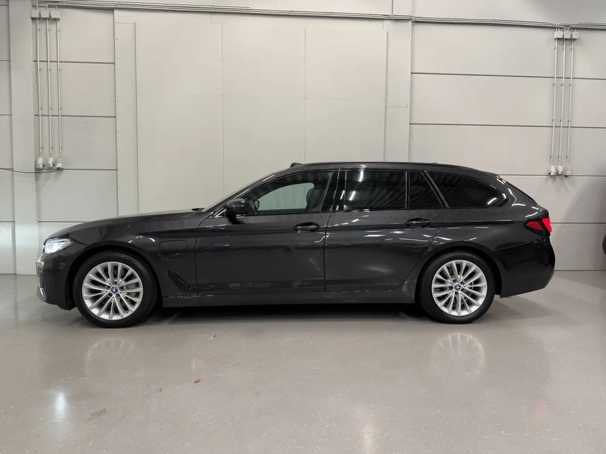 530e xDrive High exe PANO/TREKHAAK/H&K/LASER/360CAMERA/SOH 88%/HEAD-UP/ACC/LEER-SPORT/SFEER/DRIVING ASS. PRO/M-SPORTSTUUR/KEYLESS/DONKERE-HEMEL/VOLLEDIG BMW DEALER HISTORIE/ABSOLUTE NIEUWSTA
